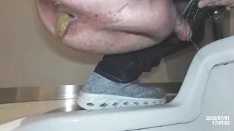 Squat toilet shitting and wipe