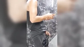 Spying a man texting while talking a pee