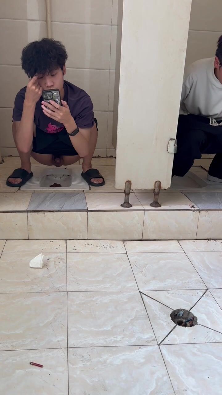 Chinese doorless squat toilet