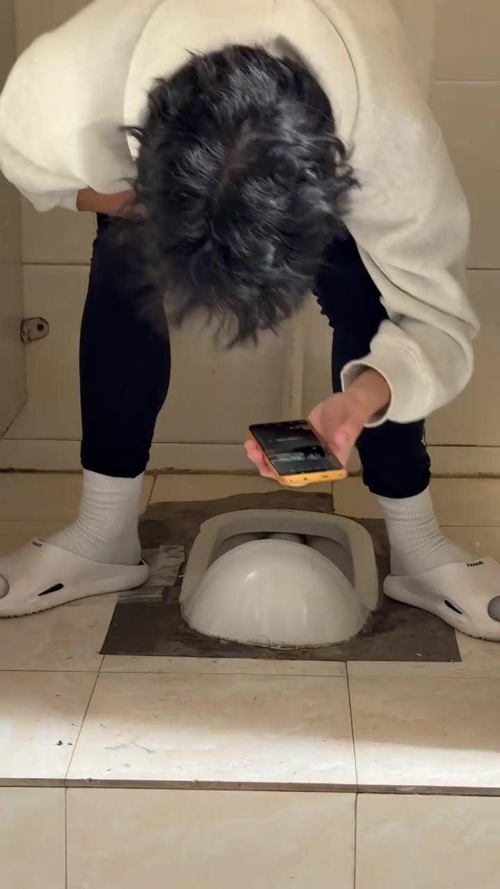 Chinese doorless squat toilet 7