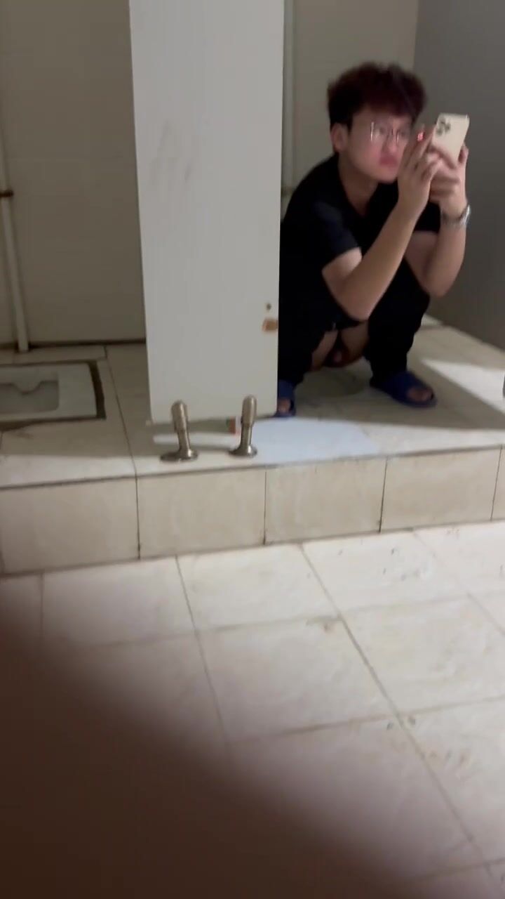 Chinese doorless squat toilet 9