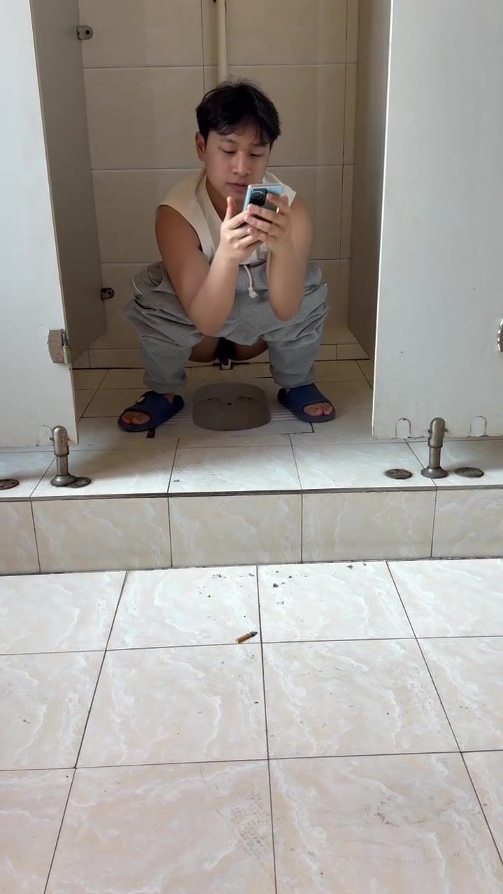 Chinese doorless squat toilet 11