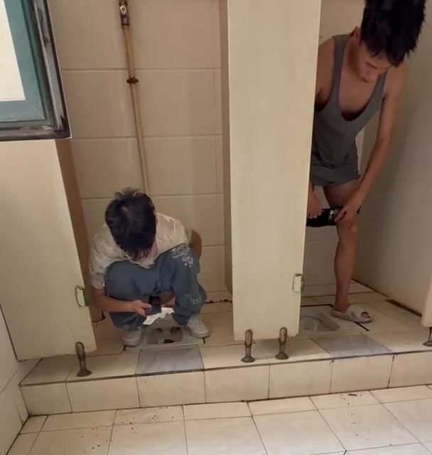 Chinese doorless squat toilet 13