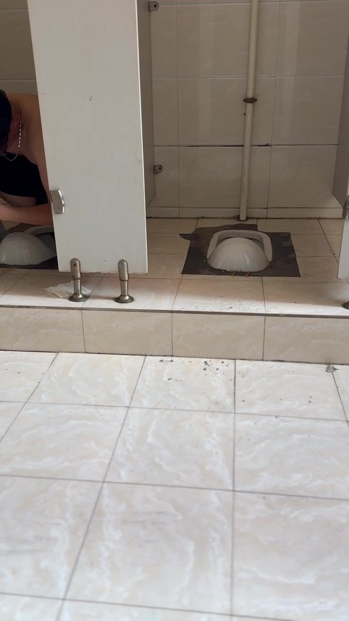Chinese doorless squat toilet 16