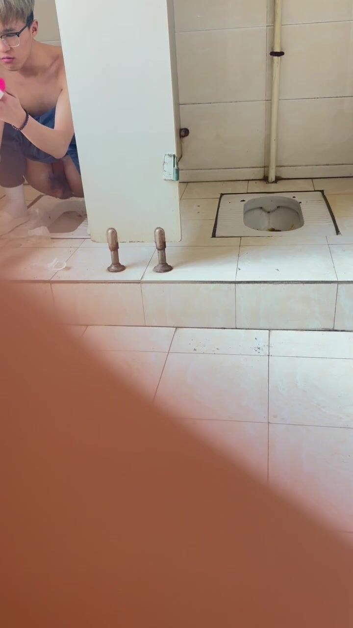 Chinese doorless squat toilet 52
