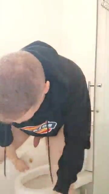 Skater Lad Takes A Sloppy Fast Shit