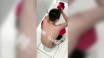 Chinese football player voyeurized while squatting in gym toilet (ass fully exposed)