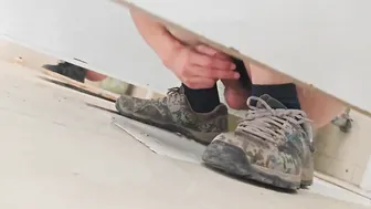 A soldier plays his cock