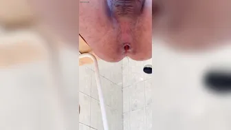 Sexy tatto guy takes a shit