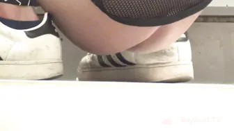 Hot japanese being spied taking a dump