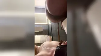 东北直男爹都结婚了，还背着老婆用人肉马桶，大口大口的黄金喷涌而下，简直不要太刺激，旁边的陶瓷马桶可以下岗了