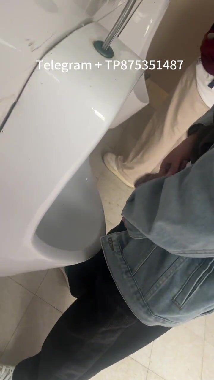 Male students are pissing in the toilet.