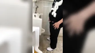 Male students are pissing in the toilet. 2