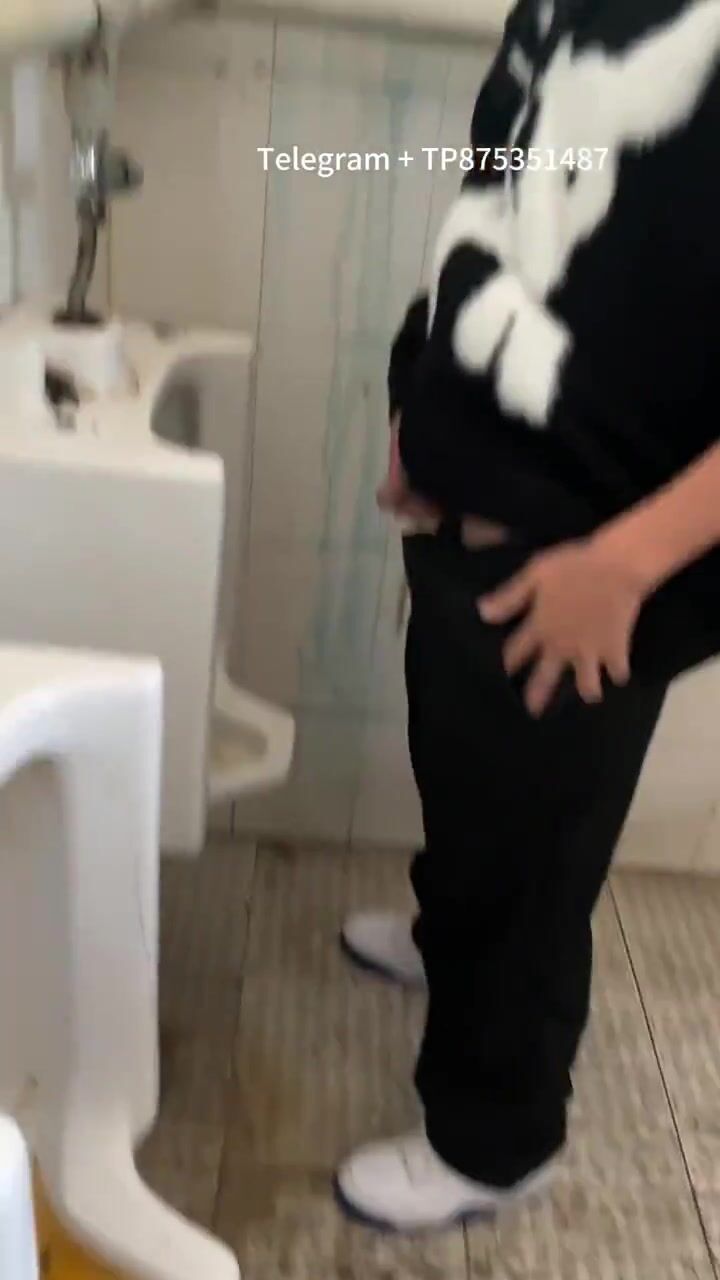 Male students are pissing in the toilet. 2