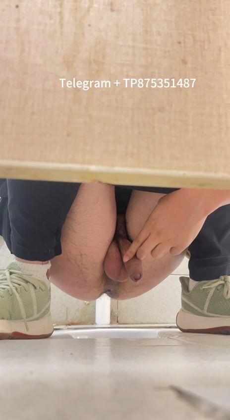 Male students are pissing in the toilet. 5